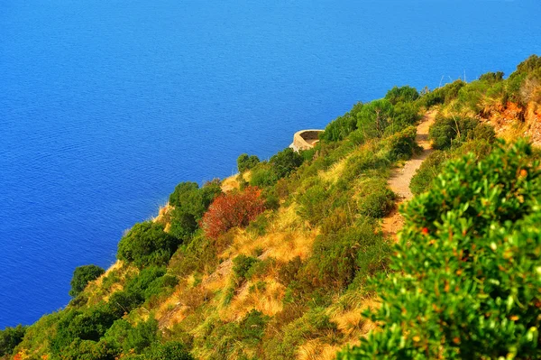 Bergslandskap nära havet med punta chiappa — Stockfoto