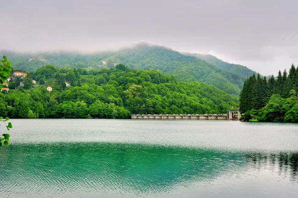 Brugnetosee mit Staudamm — Stockfoto