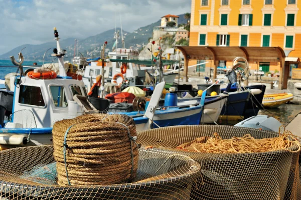 Vista al puerto marítimo de Camogli con barcos y aparejos de pesca — Foto de Stock