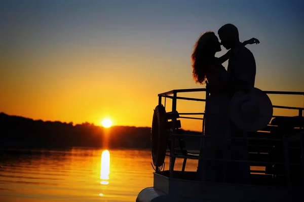 Casal romântico beijando no navio — Fotografia de Stock