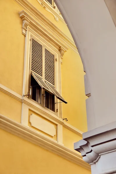 Italian Architecture with shuttered window on yellow facade — Stock Photo, Image