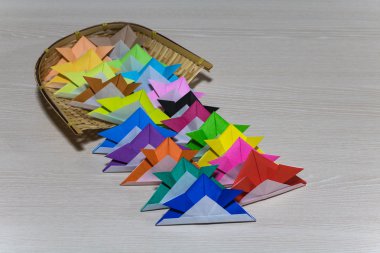 Bir böcek kağıt katlama