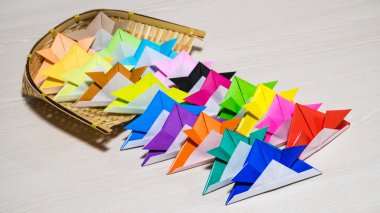 Bir böcek kağıt katlama