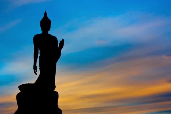 Silhouet van de houding van het lopen van boeddhistische Standbeeld In Twilight — Stockfoto