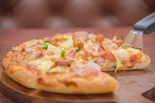Et çift Pizza dilim Pizza Kepçe üzerinde tarih seçici odak