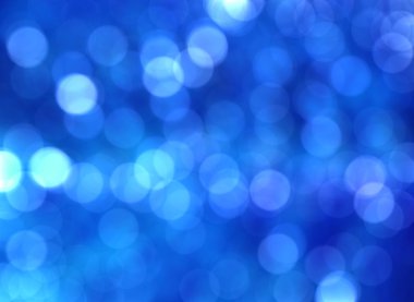 Yaprak üzerinde damlacıklar gelen mavi Bokeh etkisi