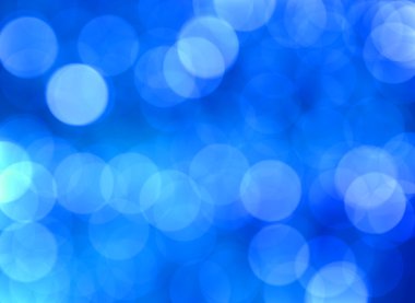 Yaprak üzerinde damlacıklar işleminden büyük mavi Bokeh etkisi