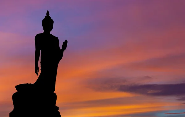 Budist heykel Twilight siluet yürüme duruş