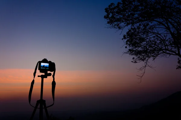 Camera op statief In Twilight — Stockfoto