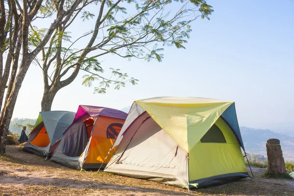 Tre tende campeggio sulla montagna — Foto Stock