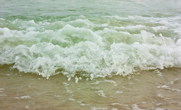 在海滩上的入射波 — 图库照片