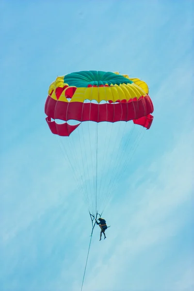 Mavi gökyüzü parasailing