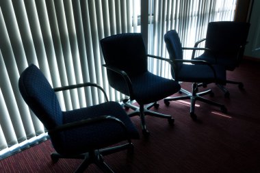 Dört boş sandalye kör arka ofiste siluet tarz