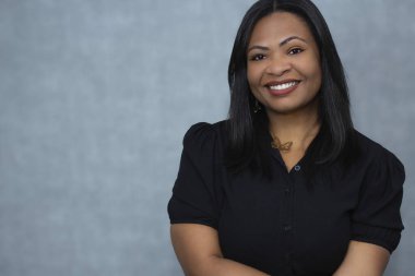 Güzel Brezilyalı siyah kadın, gülümsüyor ve kameraya bakıyor. Fotokopi alanı olan yatay stüdyo portresi, güzellik, güven, kadınların güçlendirilmesi ve kadınsı reklamlar için mükemmel..