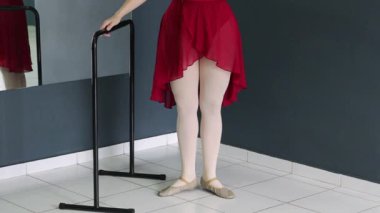 Balerin barın yanında 