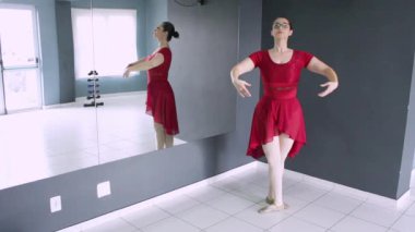 Dans stüdyosunda Pas de Chat 'i oynayan balerin öğrenci. Yatay video dans dersleri, bale dersleri, dans dersleri ve erken dönem dansçıları için harika..