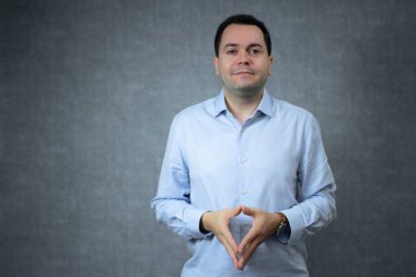 Ofiste fotokopi çekilen iş adamının yatay portresi. Şirket reklamları, kariyer planlaması, ofis işleri temaları ve istihdam içeriği için mükemmel.