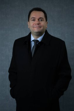 Stüdyo portresi kış mevsimi temaları, şirket iş hayatı ve zarif erkek modası için idealdir..