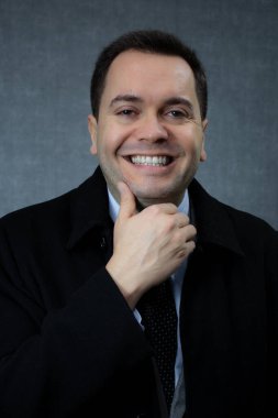 Çenesi açık gülümseyen mutlu bir iş adamı. Stüdyo portresi iş, hedef başarısı ve başarı kavramları için mükemmeldir..