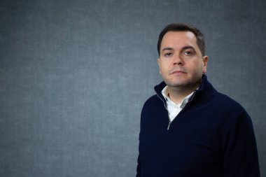 Yanal fotokopi alanı olan ciddi bir adamın yatay stüdyo portresi. Erkek sorunları, orta yaş ve erkek sağlığı farkındalığı için ideal..