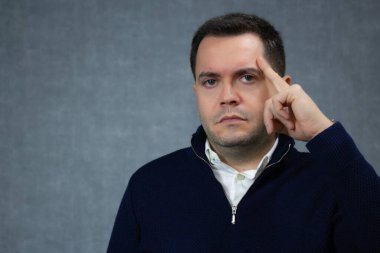 Önüne bakarken kafasını gösteren ciddi bir adam. Zeka, karar verme temaları, zihinsel odaklanma, farkındalık ve stratejik düşünce içeriği için harika. Kopya alanı ile yatay çekim.