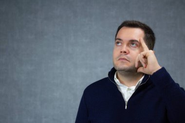 Yukarıya bakarken kafasını gösteren ciddi bir adam. İstihbarat kavramları, karar verme, zihinsel odaklanma, farkındalık, planlama ve stratejik içerik için idealdir. Yanal kopyalama alanı.