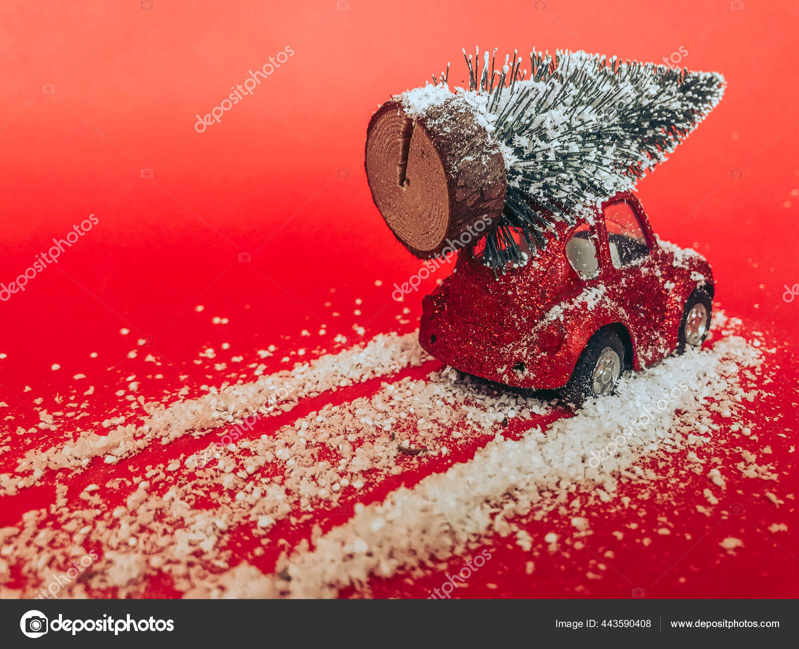 圣诞树 红色玩具车红色背景 雪道 轮胎痕迹 顶部视图 图库照片 C Doublebubble 圣诞树 红色玩具车红色背景 雪道 轮胎痕迹 顶部视图 图库照片 C Doublebubble