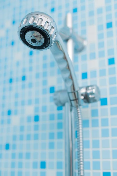 Mavi arka plan üzerinde kafa duş — Stok fotoğraf