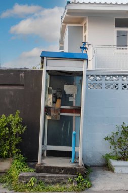 Eski ankesörlü telefon kulübesi şehrin ortasında terk edilmiş.