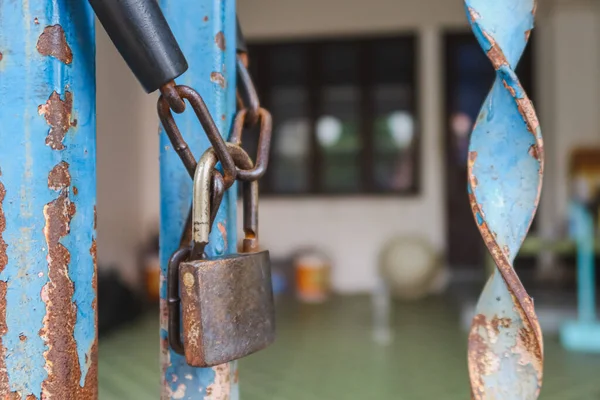 Old Padlock Locked Iron Fence House — Stock Photo, Image