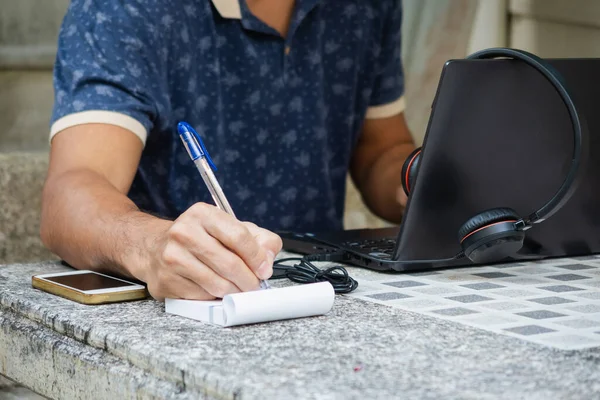 Hombre Sosteniendo Notas Escritura Pluma Papel Portátil Mientras Reúnen Línea — Foto de Stock