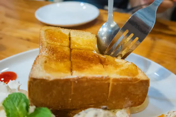 Roti Panggang Madu Dituangkan Sendok Dan Garpu Dipisahkan Untuk Dimakan — Stok Foto