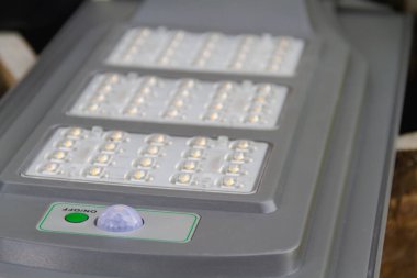 Enerji tasarrufu ve dünyayı kurtarmak için güneş pili panelinin LED ışığı