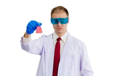 Mavi güvenlik gözlüğü takan ve beyaz arkaplan ile izole edilmiş kimyasal deney şişesini kaldıran erkek bilim adamı.