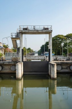 Şehirdeki kanalların açılması ve kapanması için Weir bariyeri.