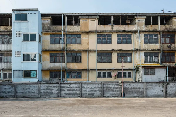 Apartamento Antigo Edifício Tem Andares Parede Suja Com Fundo Céu — Fotografia de Stock