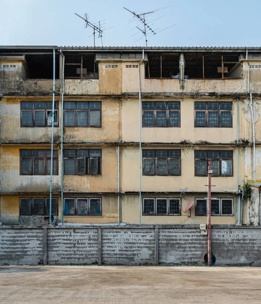 Apartamento Antigo Edifício Tem Andares Parede Suja Com Fundo Céu — Fotografia de Stock