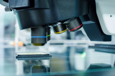 Laboratuvardaki temiz odadaki küçük numuneleri analiz etmek için yüksek güçlü mikroskop.