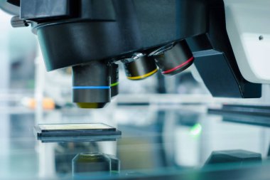 Laboratuvardaki temiz odadaki küçük numuneleri analiz etmek için yüksek güçlü mikroskop.