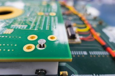 Temiz odadaki elektronik fabrikasında test makinesi için büyük devre kartı