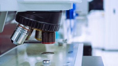 Mikroskop lenslerine odaklanma, imalattaki ürünlerin denetlenmesi için temizlik odasında bulunmaktadır.