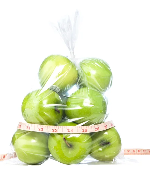 テープ測定と緑のりんご — ストック写真