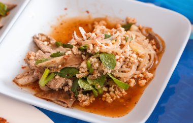 Baharatlı kıyılmış domuz salata