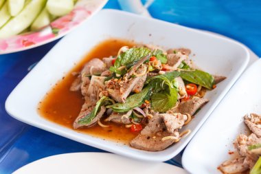 Çanak üzerinde domuz kaburga