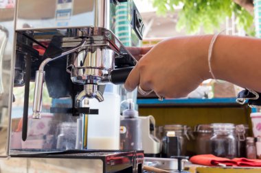 Paslanmaz kaşık ve kahve makinesi