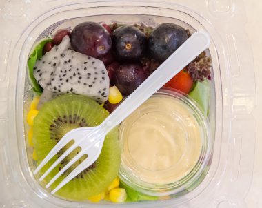 sağlıklı meyve salatası