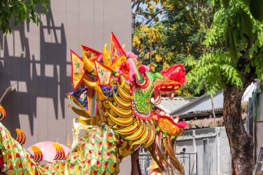 şehirde gösterilen ejderha