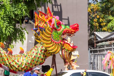 şehirde gösterilen ejderha