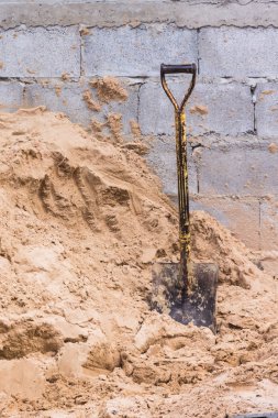 Kürek kum yığınının içinde dinlenme