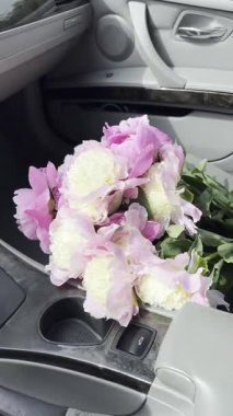 Arabada şakayık demeti var.